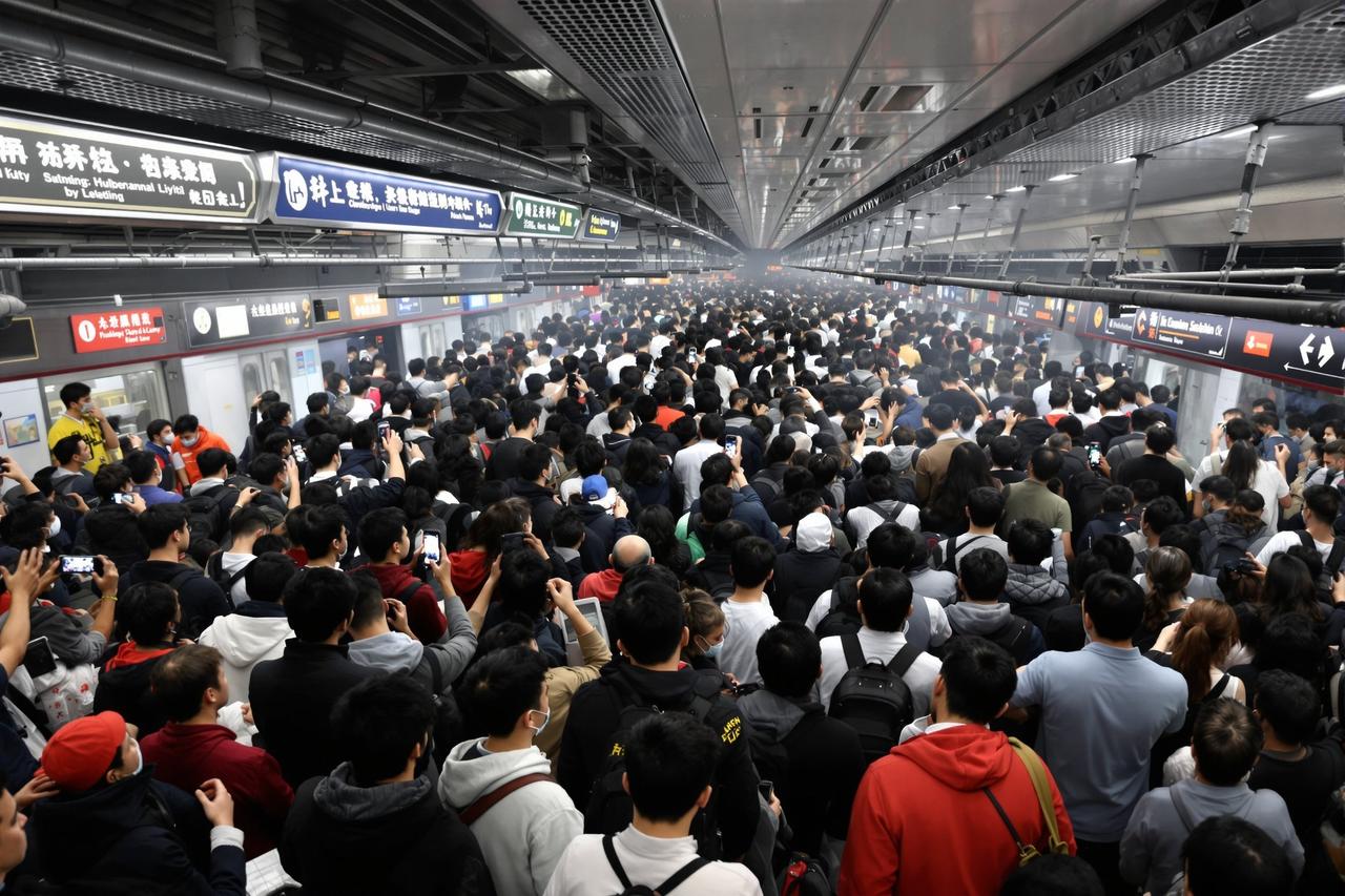 某城市地铁站突发大规模停运，数万乘客被困站内